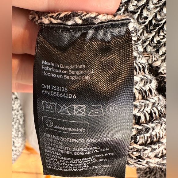 H&M Cozy Knit Sweater with flared sleeves - Picture 2 of 5